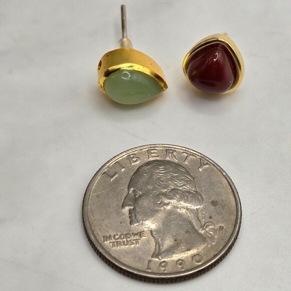 "5/$25" Mismatched Goldtone Green Jade Colored/Burgundy Teardrop Stud Earrings - Picture 5 of 6